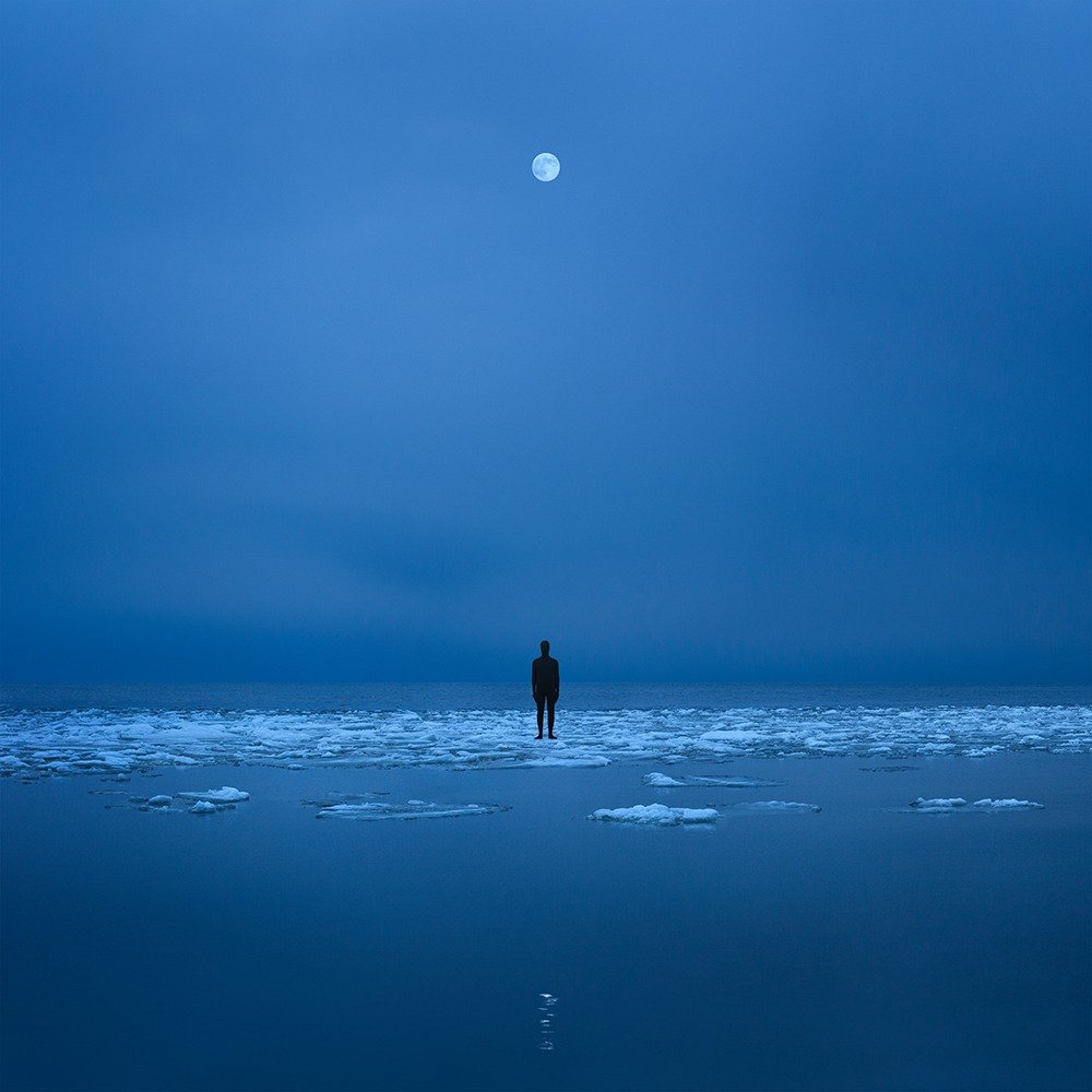 Gabriel Isak photo: Person in the water at night with full moon