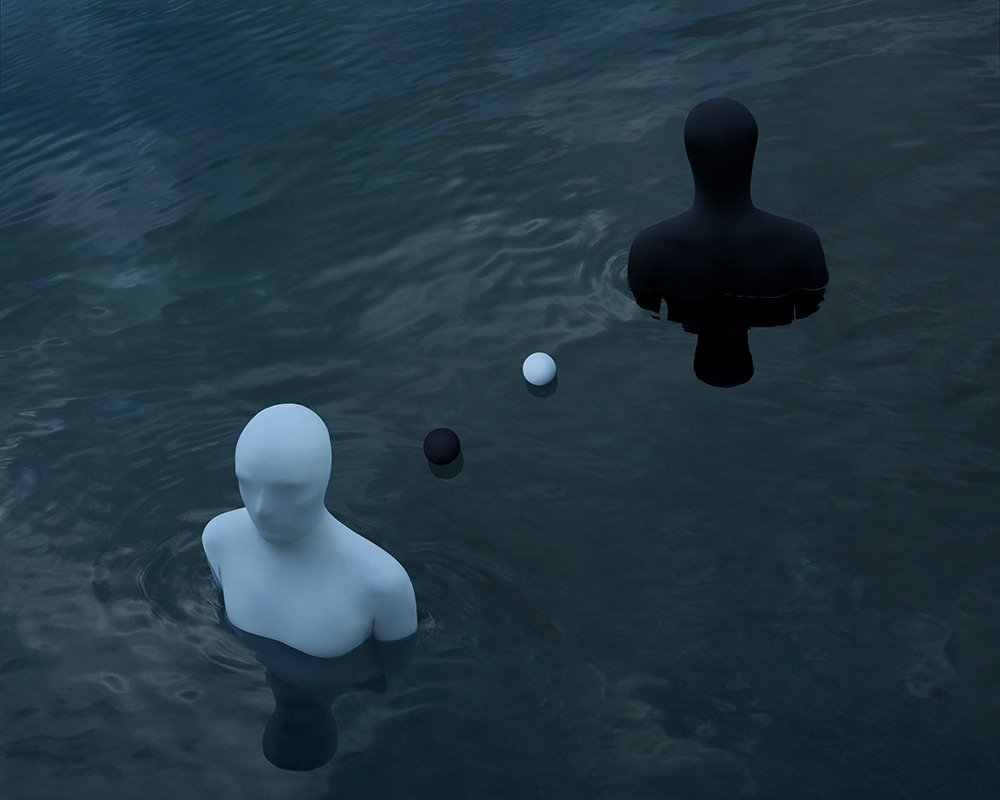 Gabriel Isak photo: Two people and two balls in the water