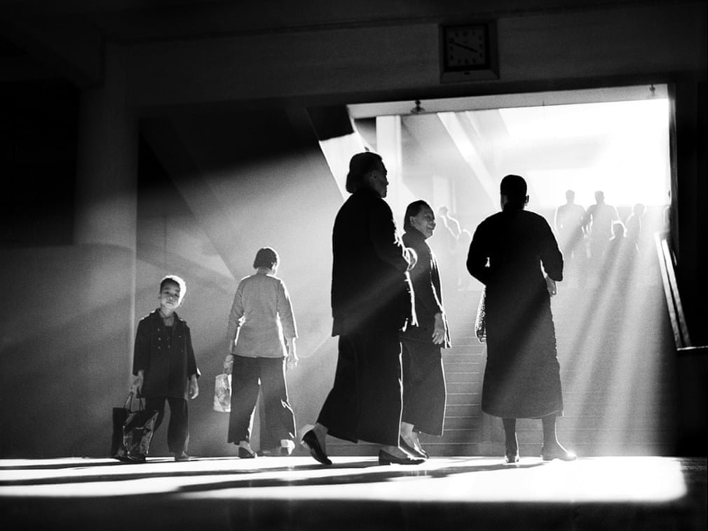 Fan Ho - Afternoon Chat - Street Photography Lessons - Cherrydeck
 
